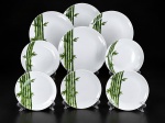 PORCELANA CASAMIGA - Lote com (9) pratos confeccionados em porcelana branca vitrificada , sendo (A) - 4  pratos rasos , med : 26,5 cm , (B) - 2 pratos fundos , med : 20 cm , (C) - 3 pratos para sobremesa , med : 19 cm  , decorados com bambus na tonalidade verde .