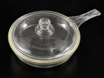 VIDRO / RANGE - TEC (USA) - Frigideira em vidro refratário com tampa com lapidações em acantos e volutas , medidas : 8 x 30 x 20 cm