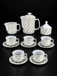 PORCELANA VERA CRUZ - Serviço para chá em porcelana branca vitrificada , sendo (A) - 1 bule para chá , med : 19 cm , (B) - 1 leiteira , med : 9 cm , (C) - 1 açucareiro com a tampa adaptada , med : 13 cm e (D) - 5 xícaras com seus respectivos pires , med : 6 cm , decorado com folhas e flores .