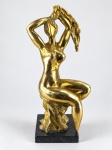ESCULTURA -  (1) Escultura representando Nu feminino confeccionada em bronze , apoiada sobre mármore preto , medida : 46 x 15 cm