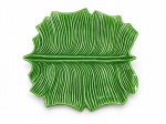 FAIANÇA , (1) travessa em faiança esmaltada na tonalidade verde, moldada em formato de folha de bananeira, com nervuras em alto-relevo, bordas recortadas e irregulares, apresentando acabamento vitrificado brilhante , medida : 44 x 40 cm