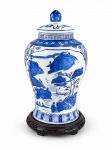 PORCELANA ORIENTAL  - (1) Potiche confeccionado em porcelana branca vitrificada decorado com paisagem oriental na tonalidade azul , apresentando montanhas, vegetação, construções e composição lacustre, cercaduras com motivos florais e geométricos , apoiado sobre base de madeira . Medida do potiche : 38 cm