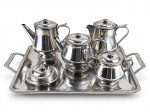 METAL / INOX - Serviço de Chá e Café  composto por (6) peças  confeccionado em metal inox , sendo (A) - 1 bandeja , med : 55 x 35 , (B) - 1 bule para chá , med : 15 cm , (C) bule para café , med : 18 cm, (D) - 1 leiteira , med : 18 cm , (E) - 1 açucareiro , med : 13 cm e (F) - 1 manteigueira , med : 6 cm