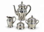 METAL ESPESSURADO A PRATA, aparelho para café composto por quatro (4) peças, sendo: um (1) bule , med : 23 cm, um (1) açucareiro , med : 16 cm , uma (1) leiteira , med : 12 cm e um (1) manteigueira (ausência do vidro)  , med : 10 cm  . Peças com rica ornamentação em relevo, apresentando motivos florais, concheados, caneluras e alças trabalhadas, ao gosto clássico europeu .