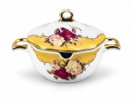 PORCELANA PRESENTTI (ITALY STYLE) - (1) Açucareiro confeccionado em porcelana italiana branca vitrificada com design policromado de flores com douração e filetação em ouro , medida : 8 x 13 cm , falha na douração .