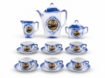 PORCELANA - Aparelho de café composto por (9) peças confeccionadas em porcelana vitrificada branca , sendo (A) - 1 bule para café , med : 20 cm , (B) 1 leiteira , med : 10 cm , (C) - 1 açucareiro , med : 11 cm , (D) -  (6) xícaras com seus respectivos pires , medida : 4,5 cm . esmaltadas em tons de azul , decoradas com cenas marítimas de embarcações à vela, em medalhões policromados.