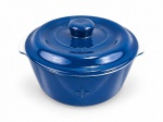 PORCELANA REFRATÁRIA / FONTIGNAC  - (1) Caçarola , em porcelana refratária esmaltada na tonalidade azul-cobalto, apresentando corpo circular, alças laterais, tampa com pegador central e decoração em relevo com motivos de flor-de-lis. Medida : 15 x 27 cm