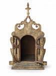 ARTE SACRA, um (1) oratório de mesa em madeira, com acabamento creme de aspecto envelhecido, apresentando estrutura arquitetônica em estilo barroco, com frontão recortado, arabescos, volutas e arremate superior em cruz. Possui duas portas frontais articuladas, ornamentadas em vazados , nicho central para imagem religiosa e base escalonada , medida : 81 x 50 x 40 cm , possui pequeno restauro na cruz .
