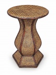 MOBILIÁRIO - Uma (1) mesa auxiliar em madeira com trabalho de rattan , apresentando tampo circular, corpo central em formato de vaso, com linhas sinuosas e estrutura sextavada, apoiada sobre base geométrica de seis lados , medida : 51 x 33 cm