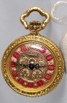 RELÓGIO, um (1) pequeno relógio de bolso suíço, de corda manual, caixa em metal dourado ricamente trabalhada com decoração floral em relevo, mostrador dourado ornamentado com algarismos romanos sobre cartelas vermelhas e ponteiros decorativos. Movimento mecânico suíço de 17 rubis. Tampa interna com marcações de fabricante. Caixa e fundo com decoração floral e vegetalista, vendido conforme a foto, não testado e sem garantia de funcionamento, medindo 2,5cm de diâmetro sem a coroa.