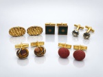 BIJUTERIAS, cinco (5) pares de abotoaduras confeccionadas em metal dourado de modelos, tamanhos e decorações distintas, apresentam sinais de uso, vendidas conforme foto.