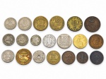 NUMISMÁTICA, vinte (20) moedas estrangeiras, de diferentes países, valores e períodos, incluindo exemplares da França, Honduras, Venezuela, Portugal, Espanha, Bélgica e outros, em diversos metais e ligas. Conjunto com moedas dos séculos XX e XXI, algumas comemorativas e de circulação comum. Peças apresentando desgastes, oxidação, pátina, riscos e sinais do tempo. Peças no estado.