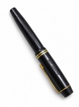CANETA, uma (1) caneta-tinteiro MONTBLANC, em plástico na tonalidade preta, com detalhes em metal dourado, clipe dourado e corpo marcado MONTBLANC. Tampa com inscrição 334 1/2. Pena em metal dourado, sistema de enchimento por pistão. Peça com pequena rachadura na ponta, vide foto, sinais de uso.