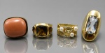 BIJUTERIAS, lote com quatro (4) anéis confeccionados em metal dourado de modelos e decorações distintas, primeiro da foto com pequena quebra na lateral da pedra, aros 18, 16, 20 e 18.