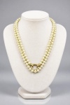 BIJUTERIA, um (1) colar com contas esféricas em pérolas sintéticas, fecho oval em metal dourado com falhas na douração, medindo 98cm de comprimento aberto.