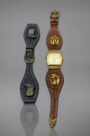 RELÓGIO, um (1) relógio de pulso da marca CITIZEN, modelo Quartz, caixa em metal dourado, mostrador dourado com marcadores de horas em traços, pulseira larga em couro marrom estilo western, com aplicações metálicas em relevo representando motivos equestres. Acompanha uma segunda pulseira em couro preto, também com aplicações metálicas de temática western. Movimento japonês. Peças apresentam sinais de uso, falhas na douração, não testado e sem garantia de funcionamento, vendido no estado da foto, medindo 3,5x3cm.