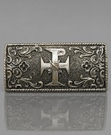 COLECIONISMO, um (1) broche retangular oficial de delegação do XXXVI Congresso Eucarístico Internacional, realizado no Rio de Janeiro em julho de 1955. Peça em metal prateado, de rica ornamentação em relevo com motivos florais e arabescos, apresentando ao centro cruz estilizada com monograma cristão e globo, alusivos ao caráter internacional do evento. Memorabilia religiosa e histórica do congresso. Apresenta sinais de uso e pátina compatíveis com a idade. No estado, medindo 2x4cm.