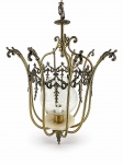 LUSTRE, um (1) lustre para uma lâmpada confeccionado em bronze, estrutura em vazados com acabamento em arabescos, guirlanda floral em vazados, cúpula em vidro translucido com lapidação floral em baixo relevo, apoiada sobre prato de alabastro e finalizado por bilro, medindo 60x40cm. Não possui corrente.