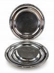 METAL PRATEADO, duas (2) travessas redondas confeccionadas em metal espessurado a prata da manufatura WOLFF, cinzelada por caneluras e fitas cruzadas, com banho novo, medindo 39cm e 33cm. Sinais de uso.