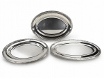 METAL PRATEADO, três (3) travessas, sendo 1 para peixe e 2 ovais, confeccionadas em metal espessurado a prata da manufatura WOLFF, cinzelada por caneluras e fitas cruzadas, com banho novo, para peixe apresentando pequena gota de prata em relevo, medindo 50x21cm e ovais 42x30cm e 37x25cm.