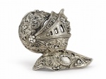 METAL PRATEADO, um (1) adorno de parede representando capacete medieval confeccionado em metal espessurado a prata, com rico cinzelado de elementos florais e vegetalistas, banho novo, medindo 19x12cm.