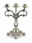METAL PRATEADO, um (1) candelabro para 4 velas confeccionado em metal espessurado a prata, hastes em arabescos em vazados e bobeches circulares, base quadripoide, cinzelado vegetalista, apoiada sobre 4 pés, banho novo, medindo 19,5x12x12cm.