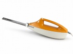 EQUIPAMENTO DE COZINHA, uma (1) faca elétrica MOULINEX, de fabricação vintage, com corpo em material plástico nas cores creme e laranja, cabo superior integrado e lâmina metálica serrilhada removível, destinada ao corte de alimentos, funcionando, sem garantias futuras, em bom estado de conservação.