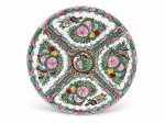 PORCELANA ORIENTAL, um (1) prato decorativo confeccionado em porcelana na tonalidade branca, decoração ao gosto Familía Rosa, decorada por flores e folhagens em policromia com adornos de borboletas e aves, realces em ouro, medindo 27cm, falhas na douração.