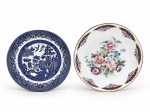 PORCELANA e FAIANÇA, dois (2) pratos decorativos, sendo: A) FAIANÇA INGLESA, um (1) pequeno prato confeccionado em faiança inglesa na tonalidade branca, decoração geométrica, floral e centro dito POMBINHO WILLOW na tonalidade azul, medindo 16,5cm, vestígios de durepoxi no verso e B) JSB, 1 prato confeccionado em porcelana na tonalidade branca, decorada por elementos florais e vegetalistas em policromia, arabescos e perolados sobre fundo azul e borda filetada a ouro, medindo 21cm.