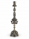 METAL PRATEADO, um (1) grande castiçal confeccionado em metal espessurado a prata, rico cinzelado floral e vegetalistas em recortes e vazados, coluta torneada em caneluras, banho novo, medindo 54cm de altura.