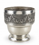 METAL PRATEADO, um (1) cachepot confeccionado em metal espessurado a prata com cinzelado de guirlanda floral sobre fundo perolado, moldura em caneluras e fitas cruzadas, corpo torneado, base circular escalonada, banho novo, medindo 18,5x19cm.