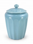 PORCELANA, uma (1) biscoiteira confeccionada em porcelana vitrificada na tonalidade azul, corpo moldado por caneluras e tampa em gomos, apresentando sinais de craquele na vitrificação e bicado na tampa e na borda, vide foto, medindo 30x17cm.