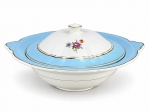 FAIANÇA NADIR, uma (1) terrina confeccionada em faiança vitrificada na tonalidade branca, decorada por espessa faixa na tonalidade azul, elementos florais em policromia e filetes em ouro, apresentando marcas do tempo na borda interna da tampa, medindo 14x31x28cm, falhas na douração.