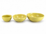 FAIANÇA PORTO BRASIL, três (3) tigelas confeccionadas em faiança vitrificada na tonalidade amarela, maior medindo 9,5x25cm, médio 7,5x20,5cm e menor 8x13,5cm.