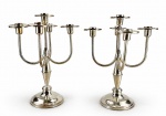 METAL PRATEADO, par (2) de candelabros para 5 velas confeccionados em metal espessurado a prata da manufatura EBERKOC, hastes curvas e bobeches circulares, corpo torneado apoiado sobre base circular, medindo 29x18x18cm.