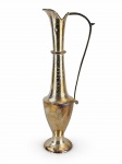 METAL PRATEADO, uma (1) ânfora confeccionada em metal espessurado a prata, cinzelado por pontilhados, elementos florais e frisos horizontais, corpo torneado e gargalo longo, alça lateral vazada, banho novo, porém, necessita limpeza, medindo 40cm de altura.