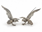 ESCULTURAS, dois (2) faisões confeccionados em metal espessurado a prata com banho novo, medindo 28x42,5x23cm e 24,5x42x23cm.