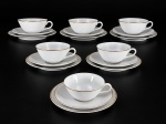 PORCELANA SÃO JOÃO RECIFE, seis (6) trios para chá, sendo: A) 6 xícaras com seus respectivos pires, medindo 5x12x10cm, 2 bicadas e B) 6 pratos para biscoito, medindo 16,5cm, confeccionados em porcelana na tonalidade branca com borda filetada a ouro.
