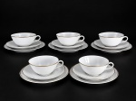 PORCELANA SÃO JOÃO RECIFE, cinco (5) trios para chá, sendo: A) 5 xícaras com seus respectivos pires, medindo 5x12x10cm e B) 5 pratos para biscoito, medindo 16,5cm, confeccionados em porcelana na tonalidade branca com borda filetada a ouro. 1 pires bicado.