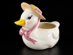WEISS, uma (1) floreira no feitio de pata confeccionada em faiança vitrificada na tonalidade branca, decorada por chapéu com elementos florais em policromia, medindo 16,5x23x13cm, bicados no chapéu.