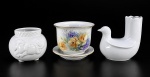 PORCELANAS e FAIANÇA, lote com três (3) peças, sendo: A) 1 vaso bojudo confeccionado em fainaça vitrificada na tonalidade branca, decorado por flores e folhagens em relevo e borda em folhagens, medindo 10x8cm, B) 1 vaso representando pássaro confeccionado em porcelana na tonalidade branca, medindo 13,5x13x9,5cm e C) 1 pequeno cachepot com pintura floral em policromia e borda filetada a ouro, medindo 10,5x13,5cm, falhas na douração do presentoir.