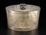METAL PRATEADO, uma (1) caixa para chá confeccionada em metal espessurado a prata, banho novo, porém, necessita limpeza, medindo 12x18,5x12cm.