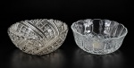 CRISTAL e VIDRO, lote com duas (2) fruteiras, sendo: A) 1 confeccionado em cristal prensado translucido, lapidação de caneluras e elementos geométricos em baixo relevo, medindo 9x23cm, pequenos bicados e B) 1 confeccionada em vidro translucido com moldagem geométrica, gomos torcidos e palmas com ondulações na borda, medindo 9,5x23cm.
