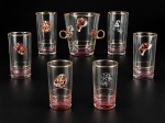 VIDROS - Conjunto composto por sete (7) peças em vidro translúcido, sendo: seis (6) copos para Whisky / água , med : 14 cm   e um (1) balde para gelo com alças laterais , med : 14 x 13 cm , decorados com figuras de cães de diferentes raças em policromia, filetes dourados e bases em tonalidade rosada.