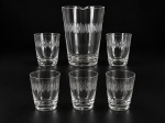 CRISTAL HERING  - Conjunto com (6) peças confeccionadas em cristal translúcido  , sendo (1) coqueteleira , medida : 15 cm e (5) copos xote , med : 8 cm , lapidação dita "Gota" em baixo relevo .