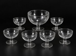 VIDROS, sete (7) peças para sobremesa confeccionadas em vidro translucido, corpo bojudo, haste cilíndrica e base circular, sendo: A) 1 saladeira, medindo 18,5x19,5x19,5cm e B) 6 taças para sobremesa, medindo 10,5x11,5cm.