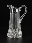 CRISTAL, uma (1) jarra confeccionada em cristal translucido com lapidação de caneluras em baixo relevo, borda em recorte com alça vazada, medindo 27x17x9cm;
