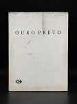LIVRO, um (1) portfólio OURO PRETO  Patrimônio Cultural da Humanidade / World Heritage City, apresentado em pasta rígida, contendo dez (10) pranchas dedicadas à arquitetura, paisagem e patrimônio histórico de Ouro Preto. Edição com textos/créditos de Hugo Leal, Carlos Drummond de Andrade e Maurice Piantzola, conforme folha de rosto. Pasta e pranchas apresentam sinais de uso, capa com manchas e desgastes compatíveis com a idade. Conjunto no estado.