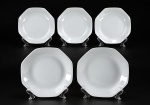 PORCELANA ROMER, cinco (5) pratos fundos oitavados confeccionados em porcelana na tonalidade branca, medindo 21cm de diâmetro.1 com ínfimo bicado.