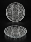 VIDROS, par (2) de petisqueiras com 4 divisórias confeccionadas em vidro translucido com moldagem geométrica e fundo estrelado, 1 bicado na borda, medindo 25cm de diâmetro.